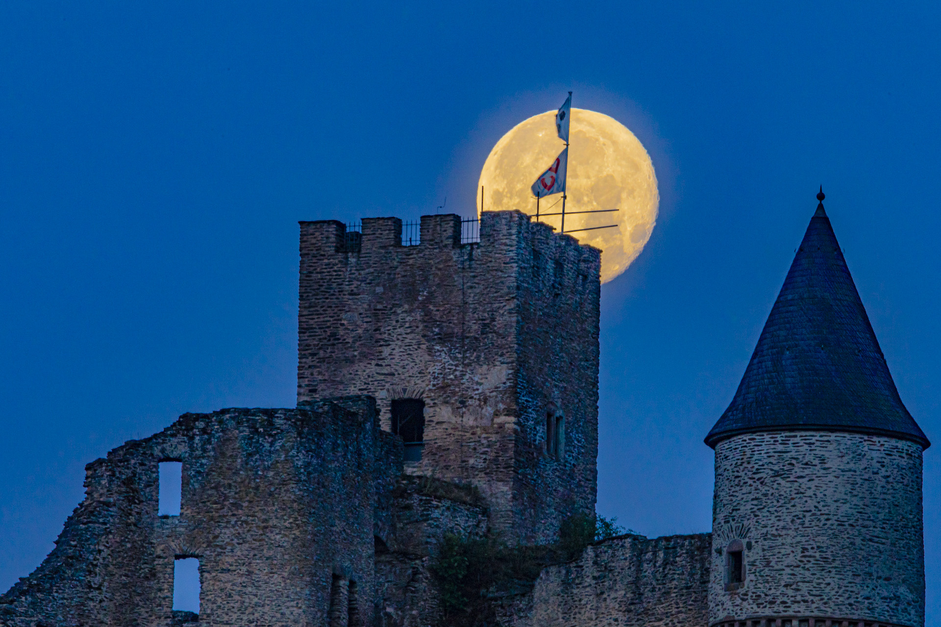 Zamek Bourscheid skąpany w gwiazdach. Wystawa (astro)fotograficzna
